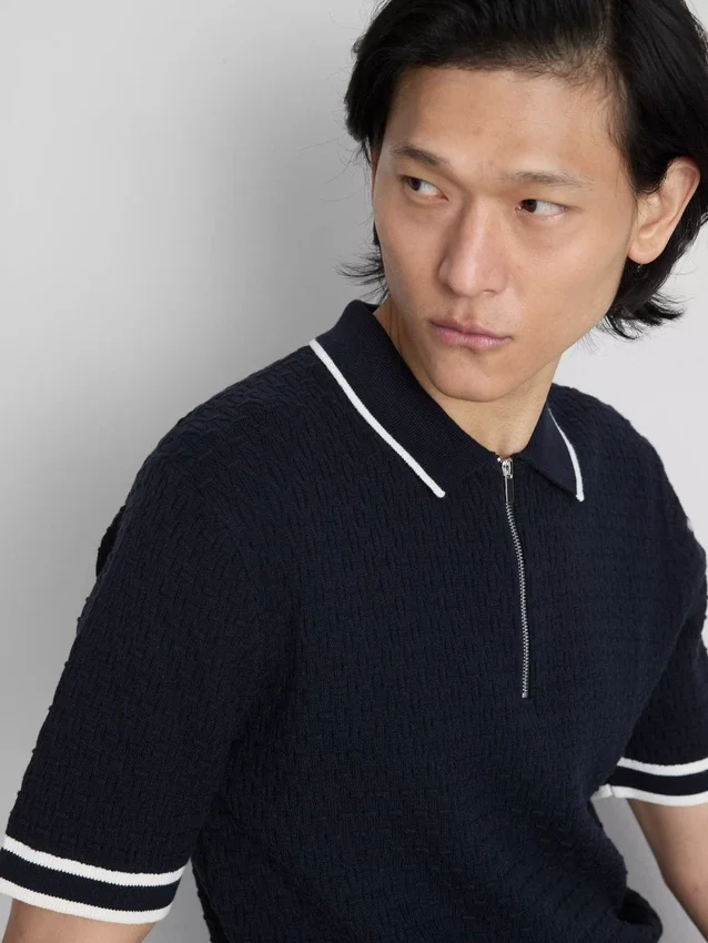 A camisa polo com fecho texturizada da The Edit