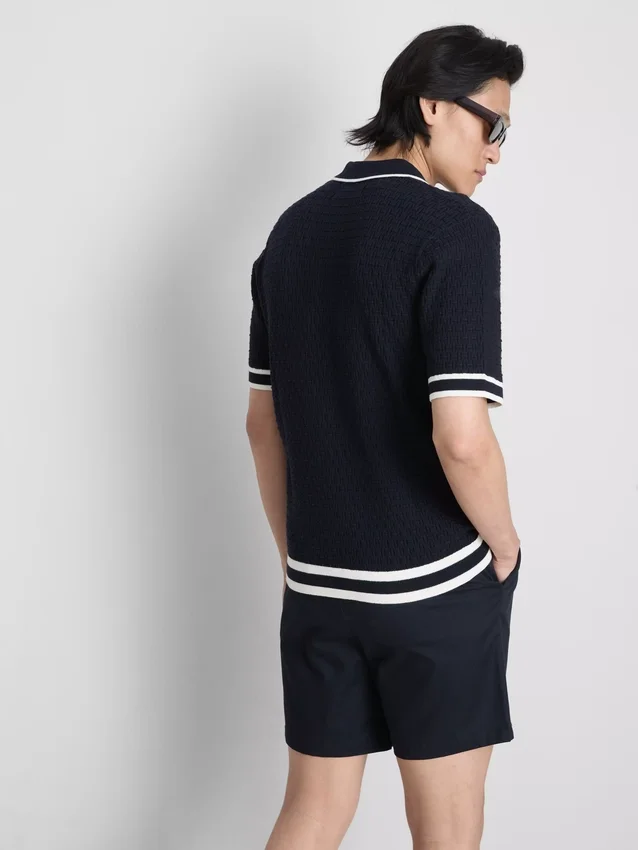 A camisa polo com fecho texturizada da The Edit