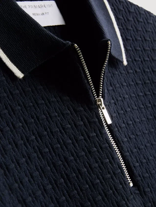 A camisa polo com fecho texturizada da The Edit