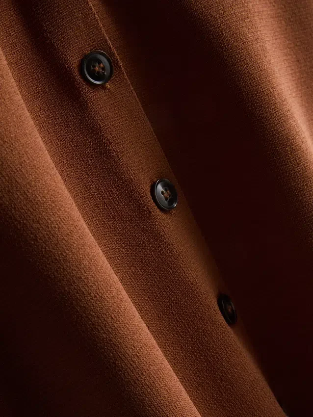 A camisola sem mangas de malha com botões da coleção «The Edit»