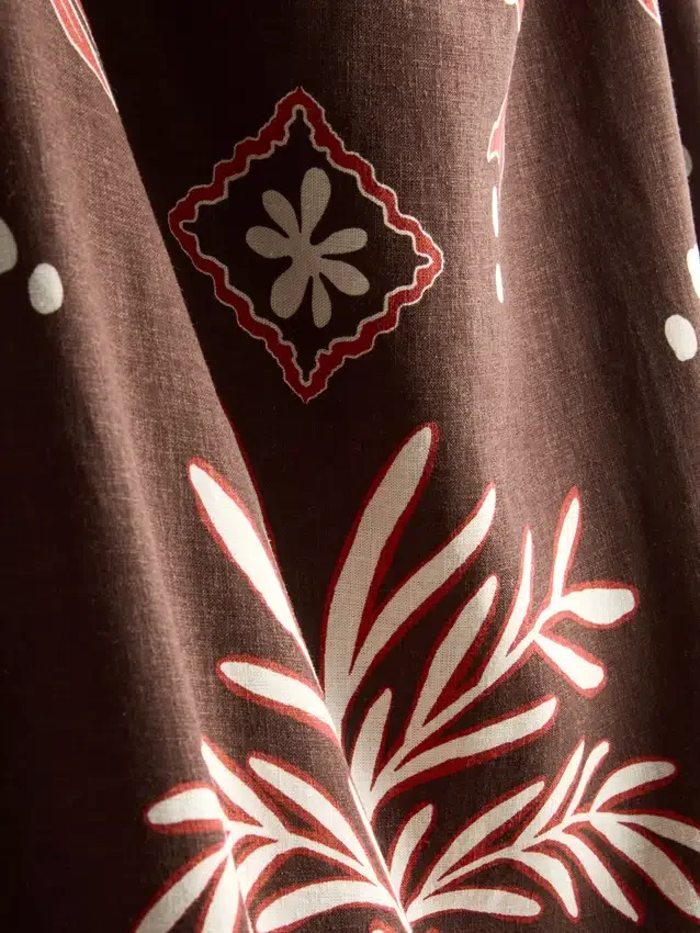 A saia midi estampada em mistura de linho da The Edit