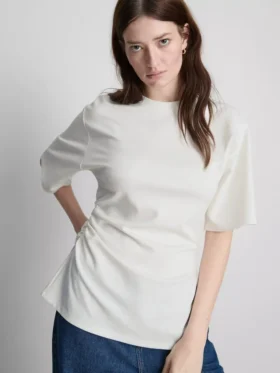 A t-shirt assimétrica com franzido da The Edit