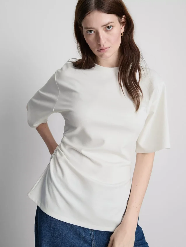 A t-shirt assimétrica com franzido da The Edit
