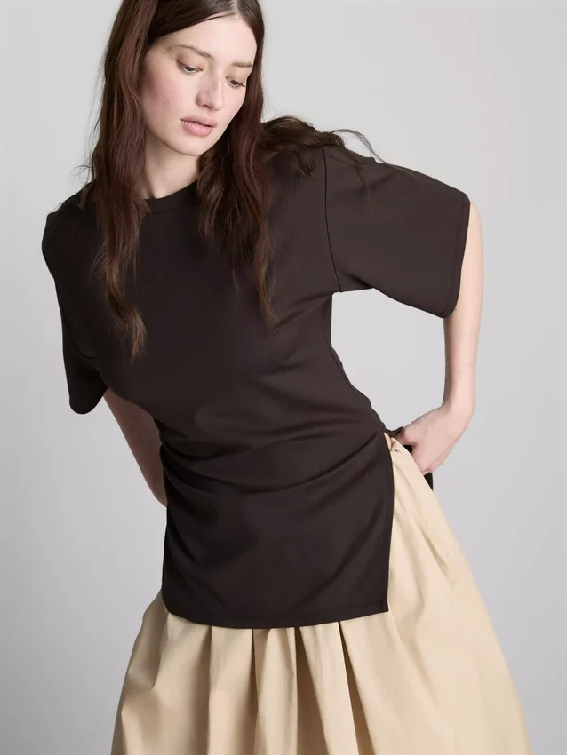 A t-shirt assimétrica com franzido da The Edit