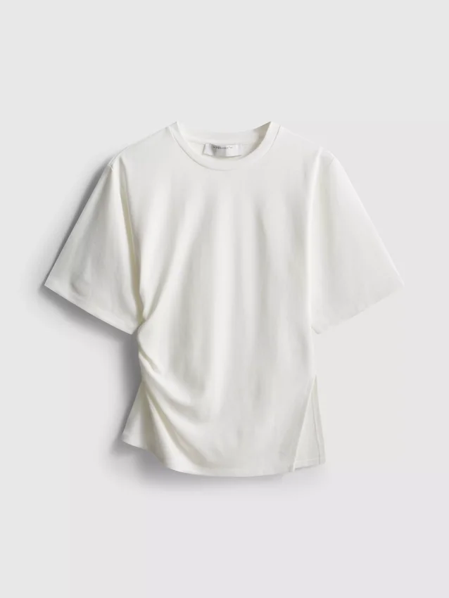 A t-shirt assimétrica com franzido da The Edit