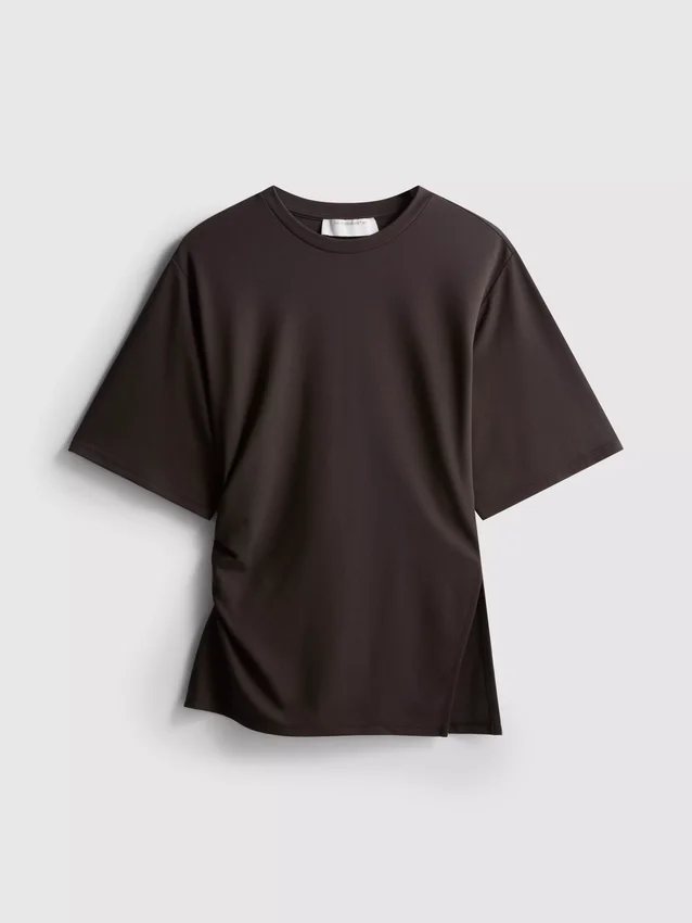 A t-shirt assimétrica com franzido da The Edit