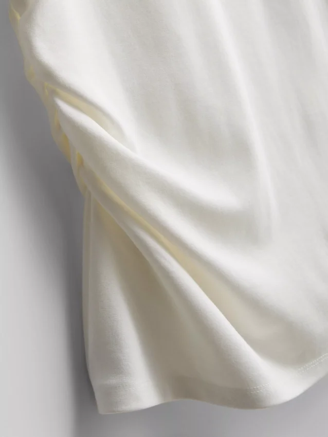 A t-shirt assimétrica com franzido da The Edit