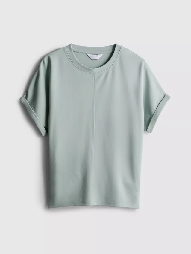 A t-shirt «The Edit» com detalhes nas costuras