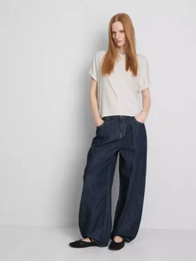 A t-shirt «The Edit» com detalhes nas costuras