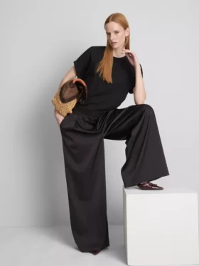 A t-shirt «The Edit» com detalhes nas costuras