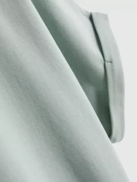 A t-shirt «The Edit» com detalhes nas costuras