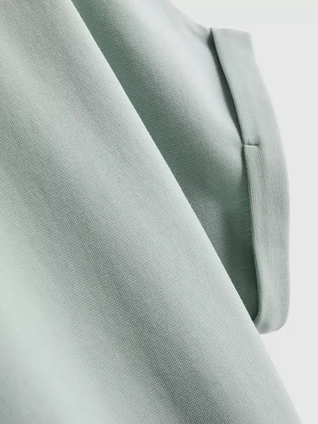 A t-shirt «The Edit» com detalhes nas costuras