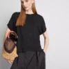A t-shirt «The Edit» com detalhes nas costuras