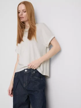 A t-shirt «The Edit» com detalhes nas costuras