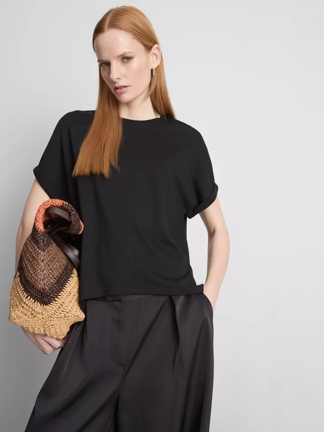 A t-shirt «The Edit» com detalhes nas costuras