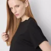 A t-shirt «The Edit» com detalhes nas costuras