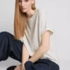 A t-shirt «The Edit» com detalhes nas costuras