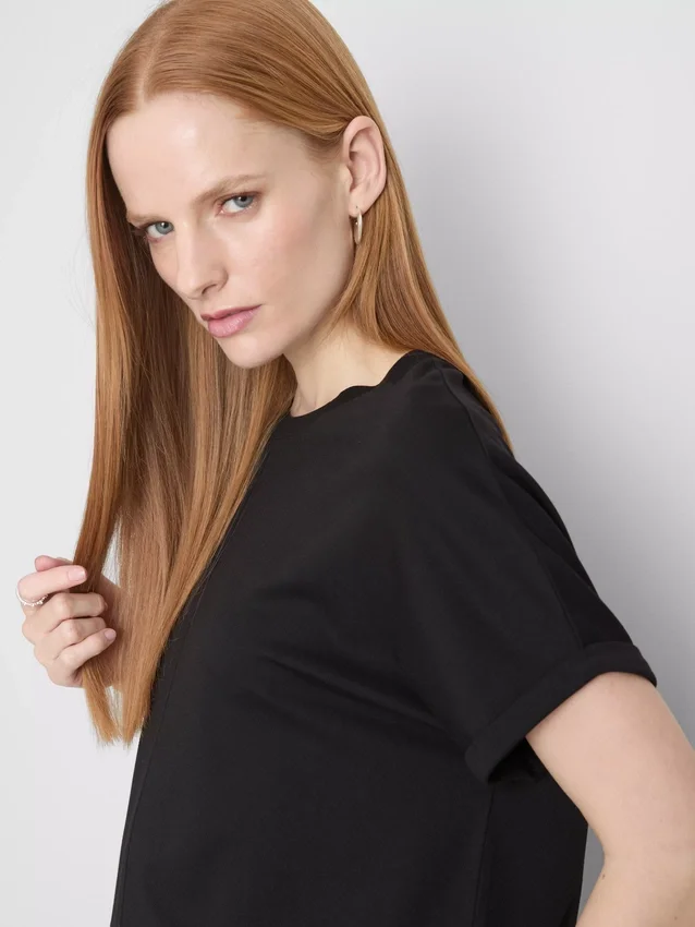 A t-shirt «The Edit» com detalhes nas costuras