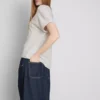 A t-shirt «The Edit» com detalhes nas costuras