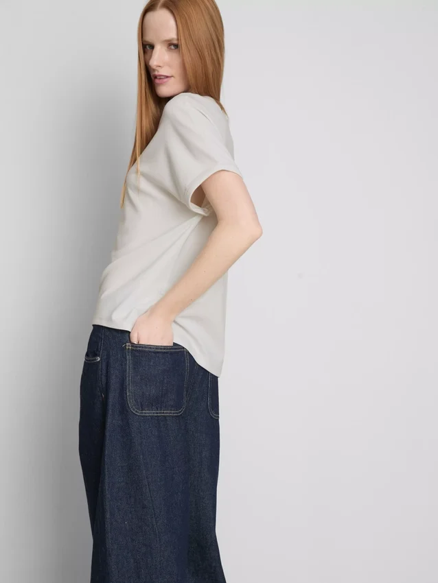 A t-shirt «The Edit» com detalhes nas costuras