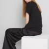 A t-shirt «The Edit» com detalhes nas costuras