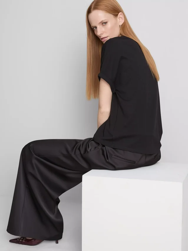 A t-shirt «The Edit» com detalhes nas costuras