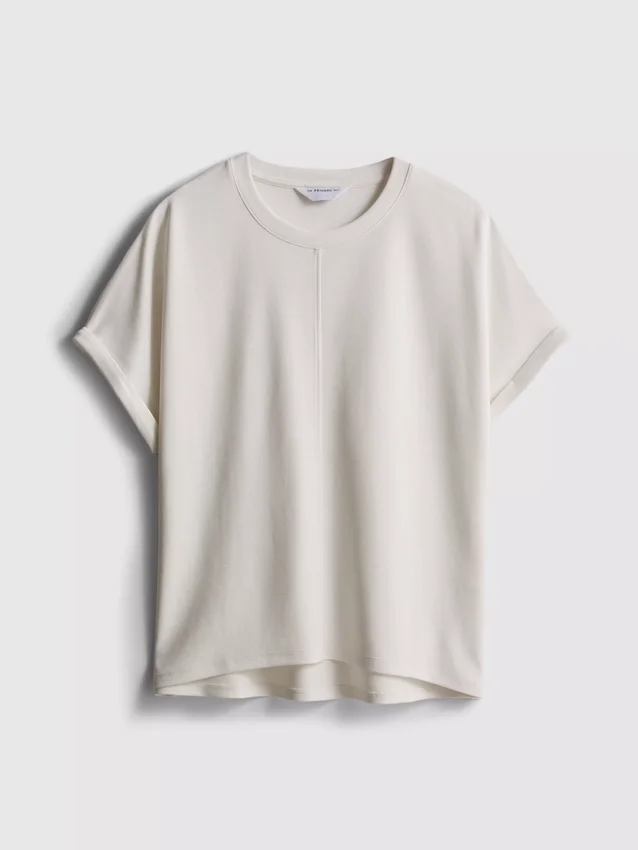 A t-shirt «The Edit» com detalhes nas costuras