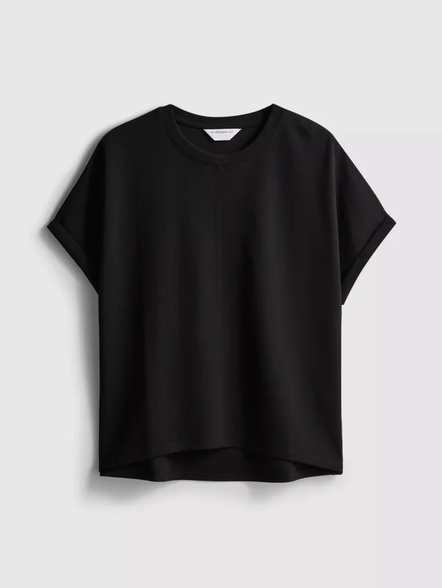 A t-shirt «The Edit» com detalhes nas costuras