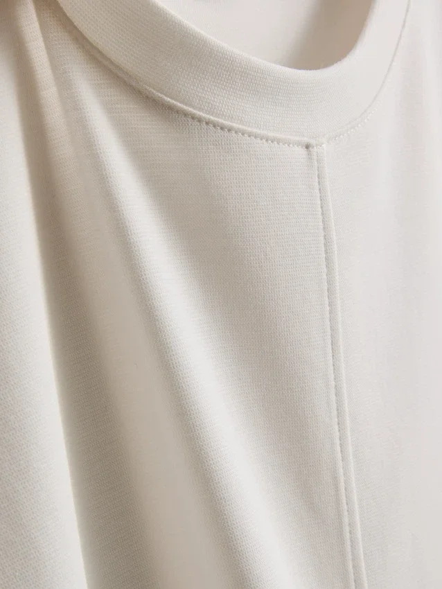 A t-shirt «The Edit» com detalhes nas costuras