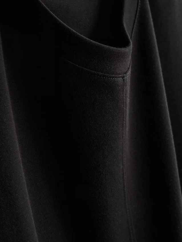 A t-shirt «The Edit» com detalhes nas costuras