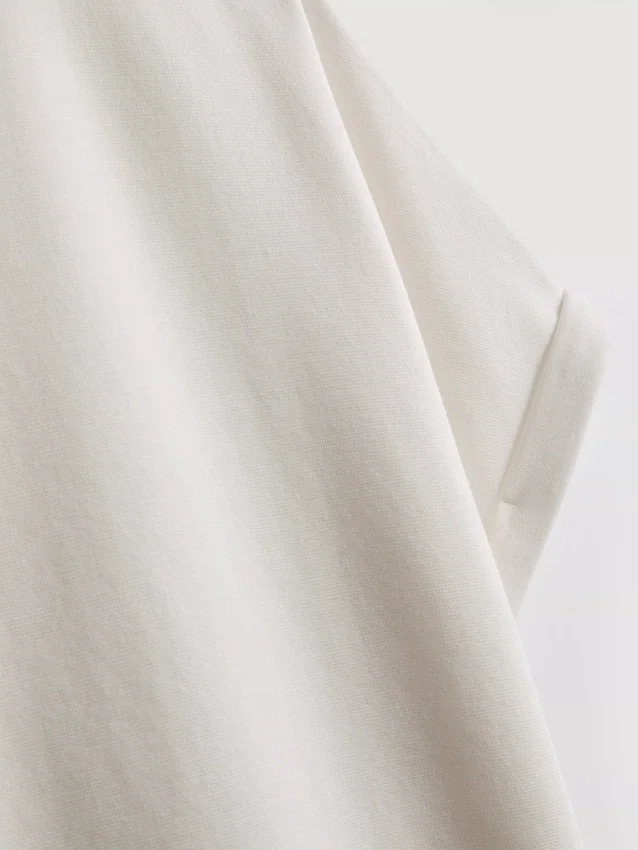 A t-shirt «The Edit» com detalhes nas costuras