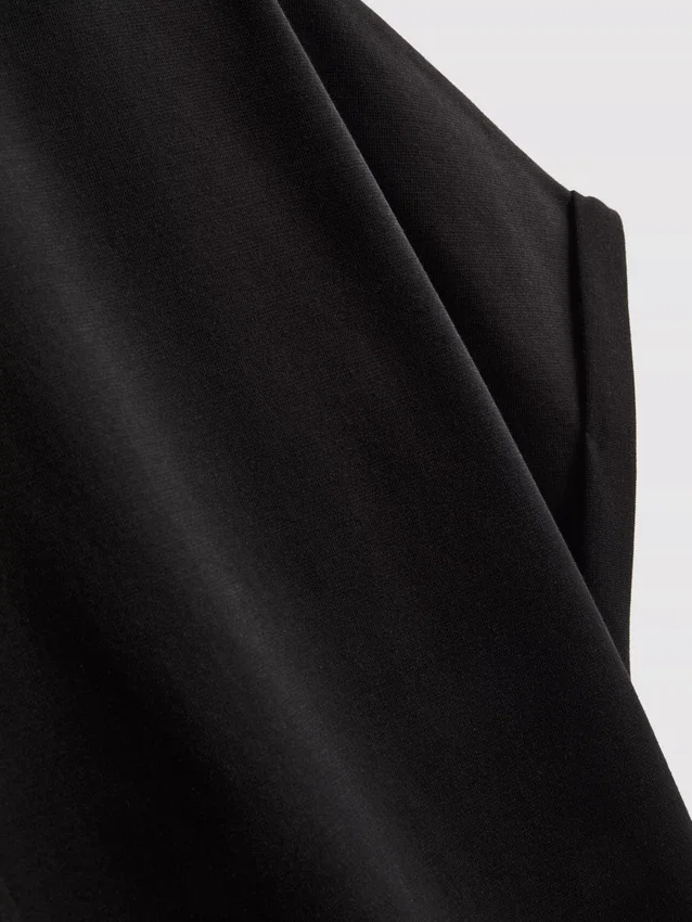 A t-shirt «The Edit» com detalhes nas costuras