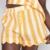 Adoro relaxar com estes calções de pijama às riscas com folhos