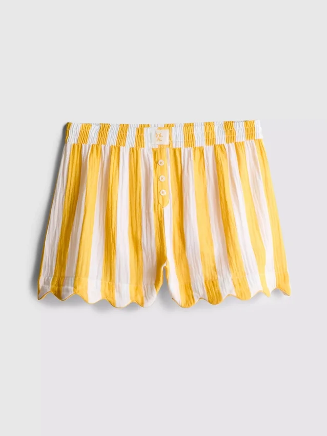 Adoro relaxar com estes calções de pijama às riscas com folhos