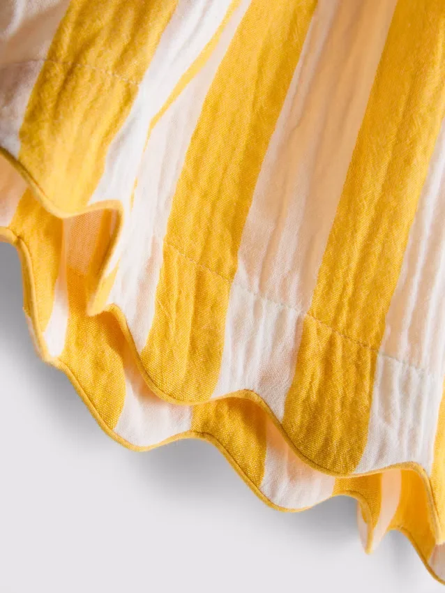 Adoro relaxar com estes calções de pijama às riscas com folhos