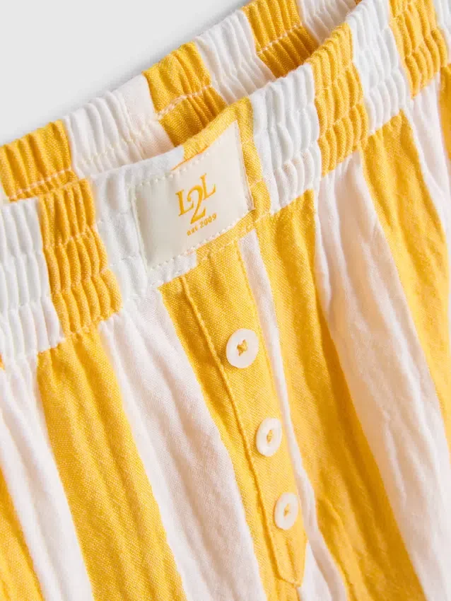 Adoro relaxar com estes calções de pijama às riscas com folhos