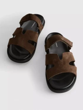 As sandálias com fecho de velcro da coleção «The Edit»