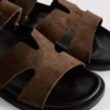 As sandálias com fecho de velcro da coleção «The Edit»