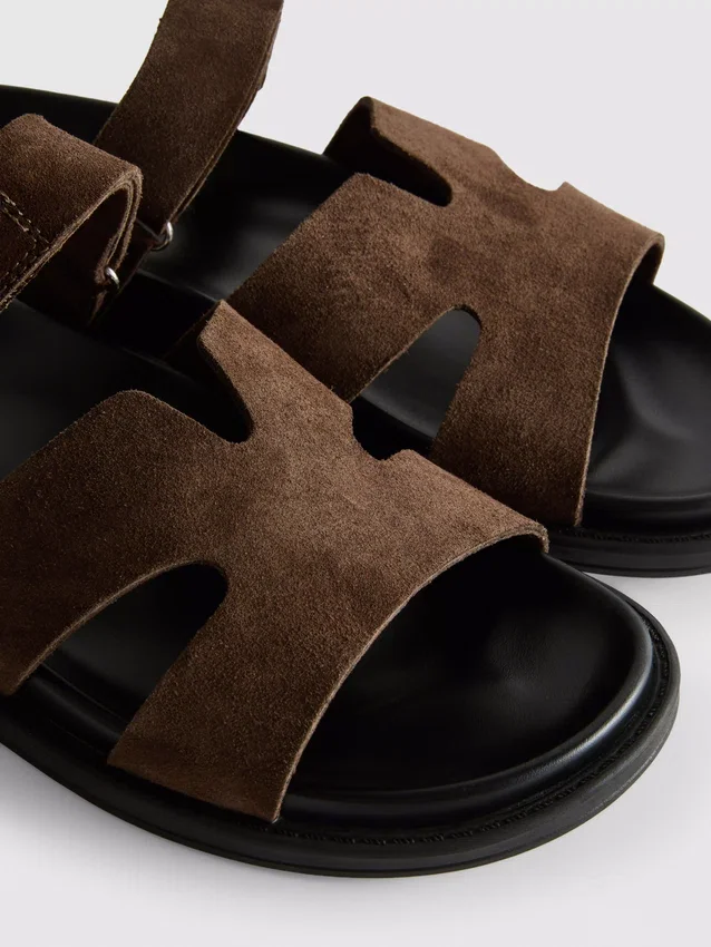 As sandálias com fecho de velcro da coleção «The Edit»