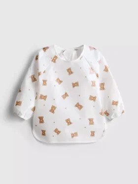 Babete com padrão gráfico de urso