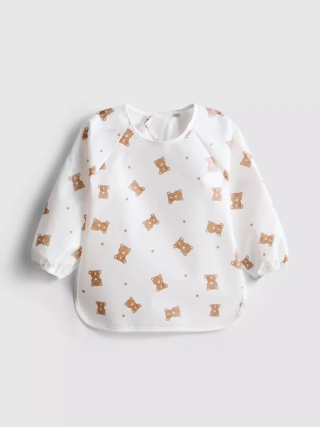 Babete com padrão gráfico de urso