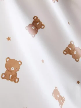 Babete com padrão gráfico de urso