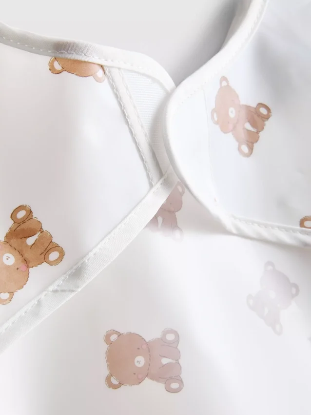 Babete com padrão gráfico de urso