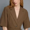 Blazer de manga curta com detalhe de cinto