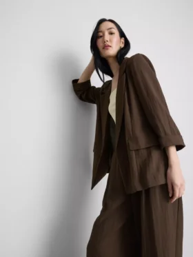 Blazer texturado com lapelas recortadas