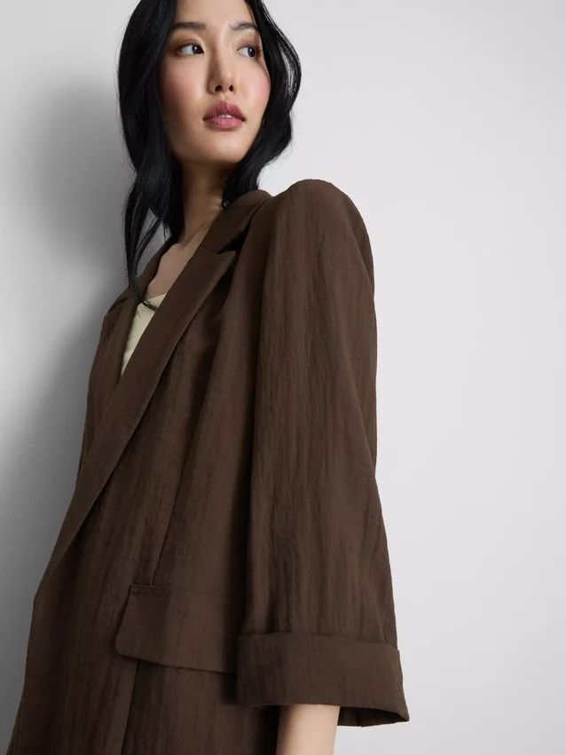 Blazer texturado com lapelas recortadas