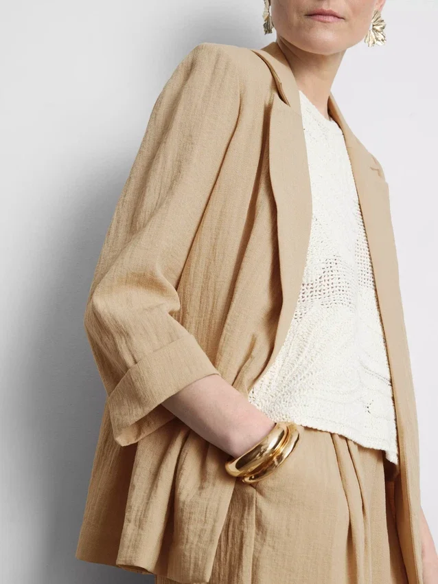 Blazer texturado com lapelas recortadas