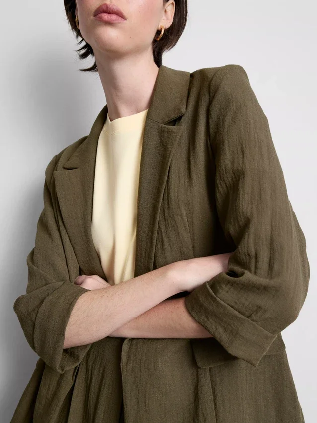 Blazer texturado com lapelas recortadas