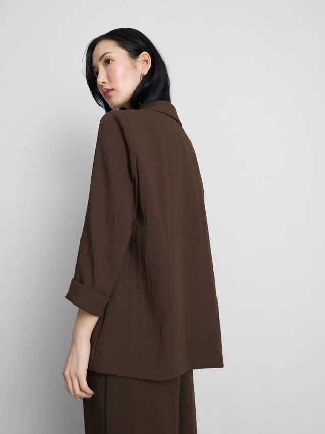 Blazer texturado com lapelas recortadas