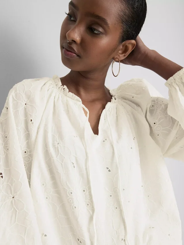 Blusa bordada com mangas balão